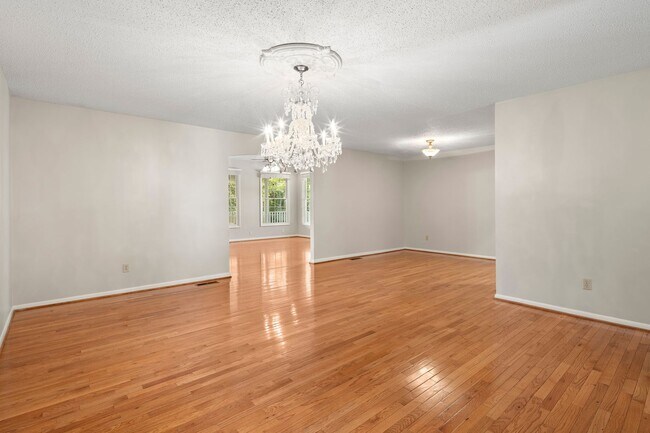 Building Photo - Spacious Updated Ranch