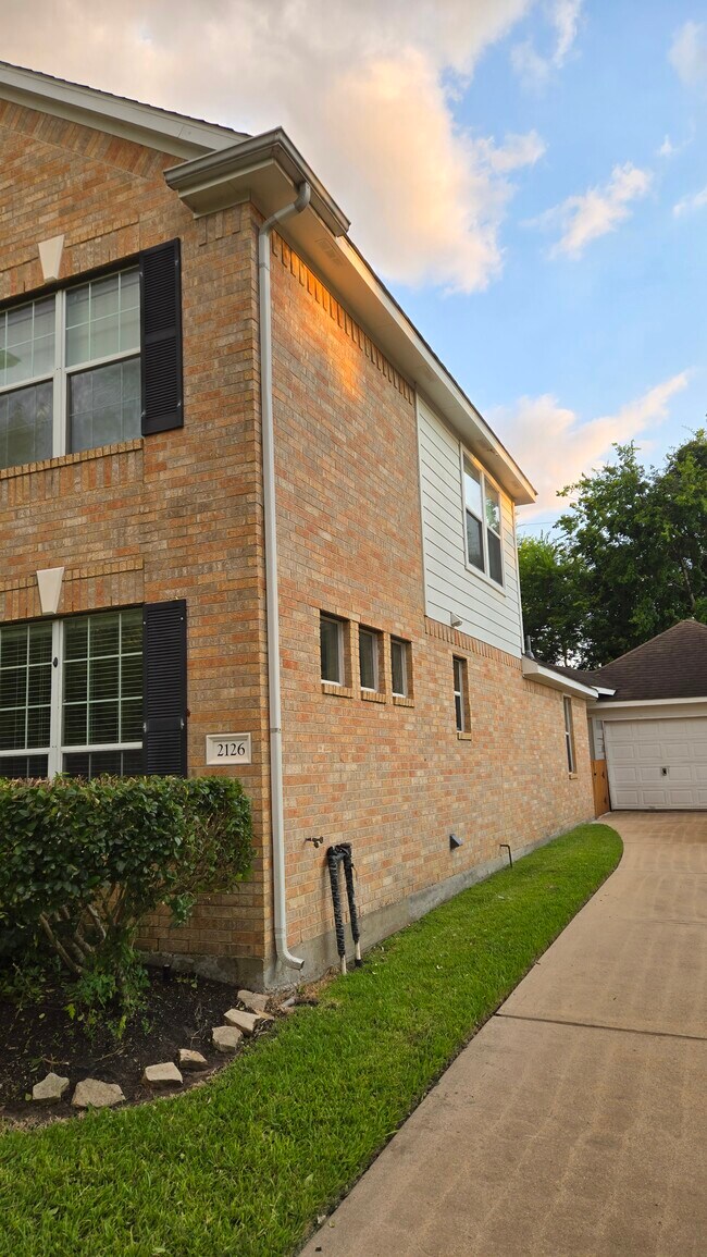Building Photo - 2126 Blue Water Bay Dr
