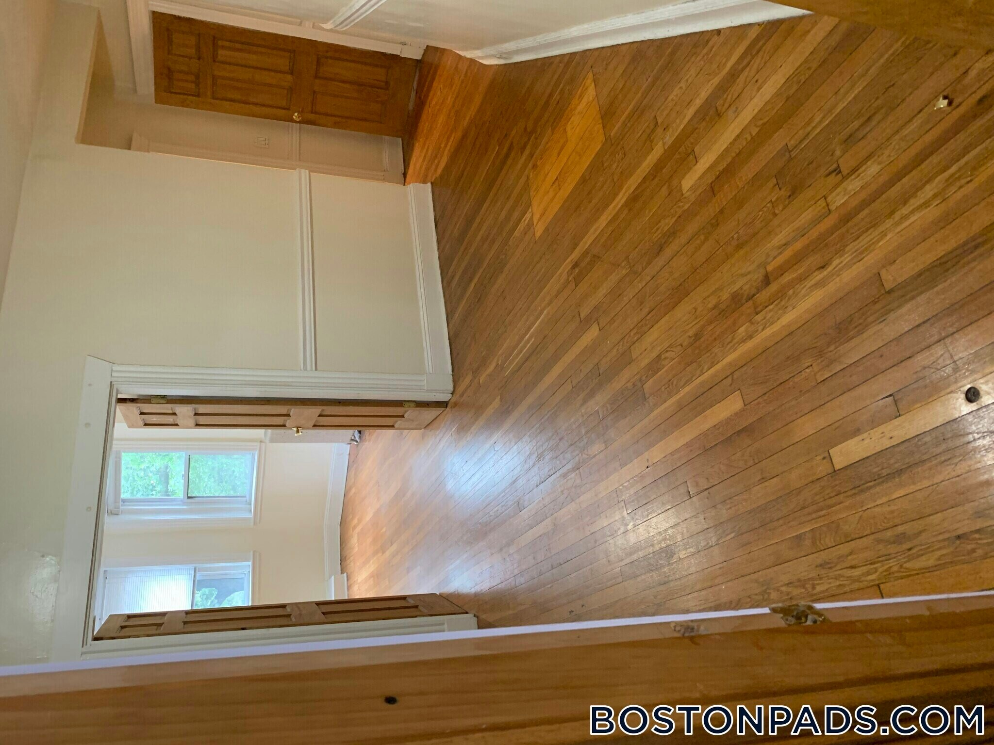 Building Photo - 352 Riverway
