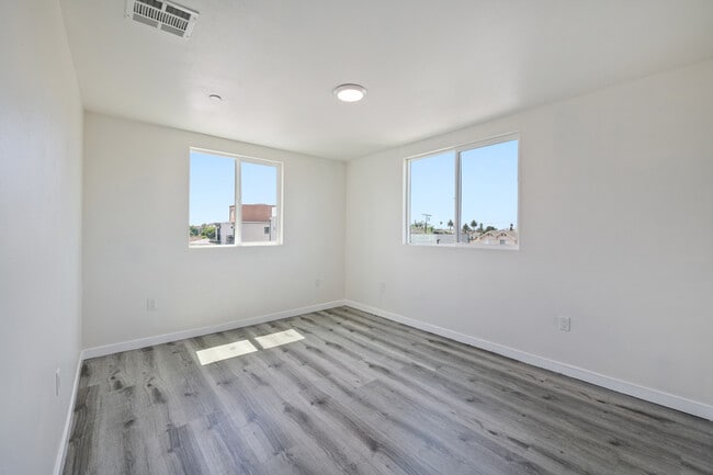 Building Photo - 1237 N Kenmore Ave