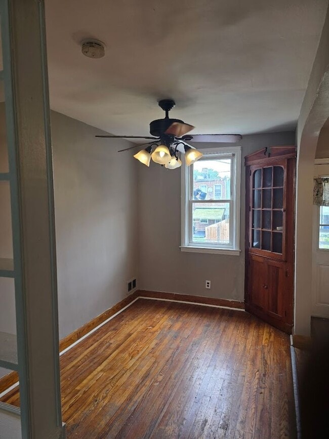 Building Photo - The Perfect 2 Bed / 1 Bath Townhouse 5 min...