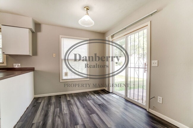 Building Photo - 1103 Searles Rd