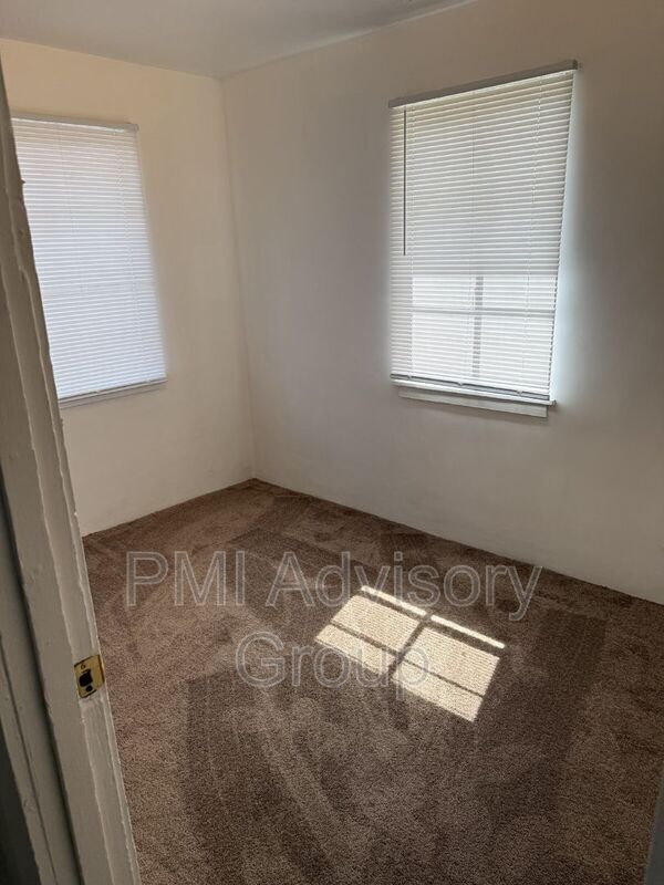 Building Photo - 203 SW Heights Rd