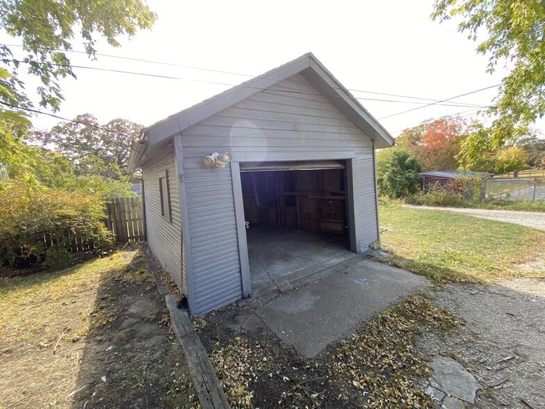 Building Photo - 1622 E 8th St