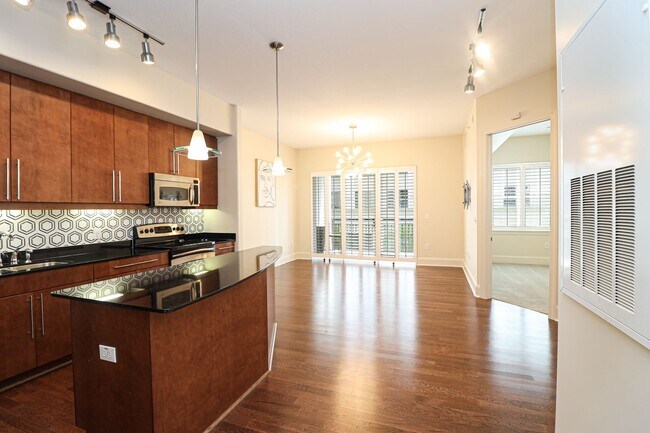 Building Photo - Piedmont Row Condo!