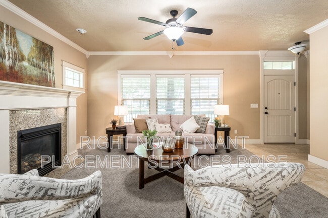 Building Photo - 994 E Winding Creek Dr