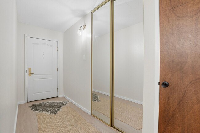 Building Photo - 35th Floor Downtown Denver Condo | 1 Bed | Private Balcony | Mountain Views