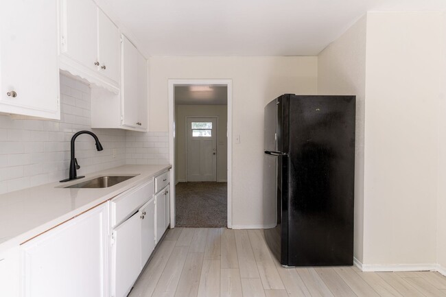 Building Photo - 4-Bedroom Must See!