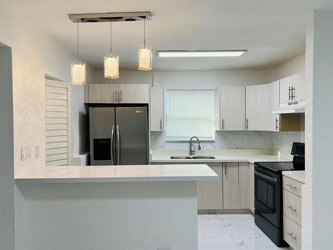 Building Photo - 525 NW 22nd Ave