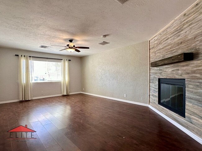 Building Photo - 224 Larkspur St