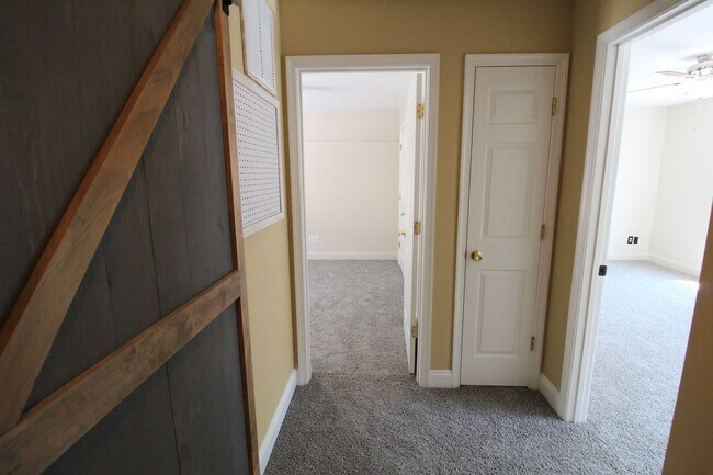 Building Photo - 2 bedroom 2.5 bathroom townhome for rent! ...