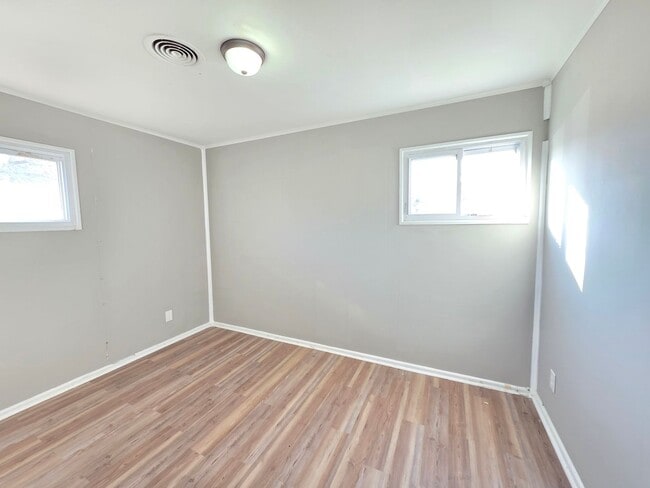 Building Photo - Charming 3-Bedroom Home – Modern, Clean & Carpet-Free!