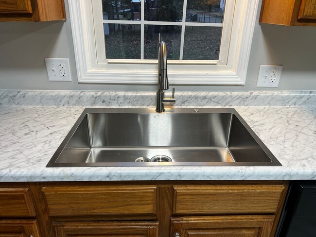 Building Photo - 824 Strawberry Ln