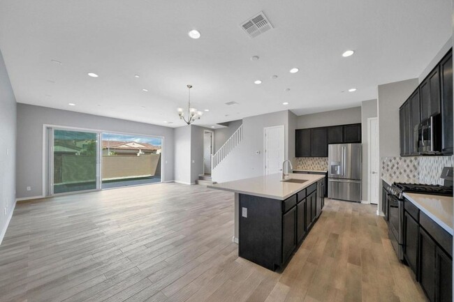 Building Photo - LUXURY TOWNHOME IN PNORTERRA WITH COMMUNIT...