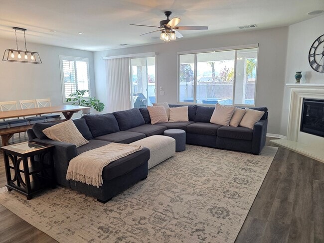 Building Photo - Gorgeous Single Level, 4 Bedroom Pool Home with Solar!