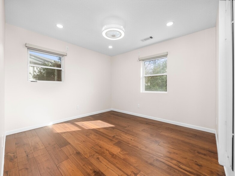 Building Photo - 2885 E Loran Heights Dr