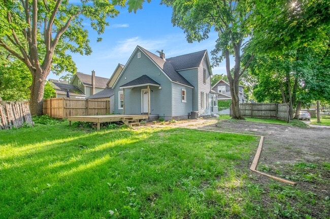 Building Photo - Spacious 4 Bedroom / 2 Bath Single-Family Home – Prime Location Near Downtown GR