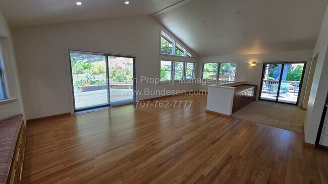 Building Photo - 5 Oak Forest Rd