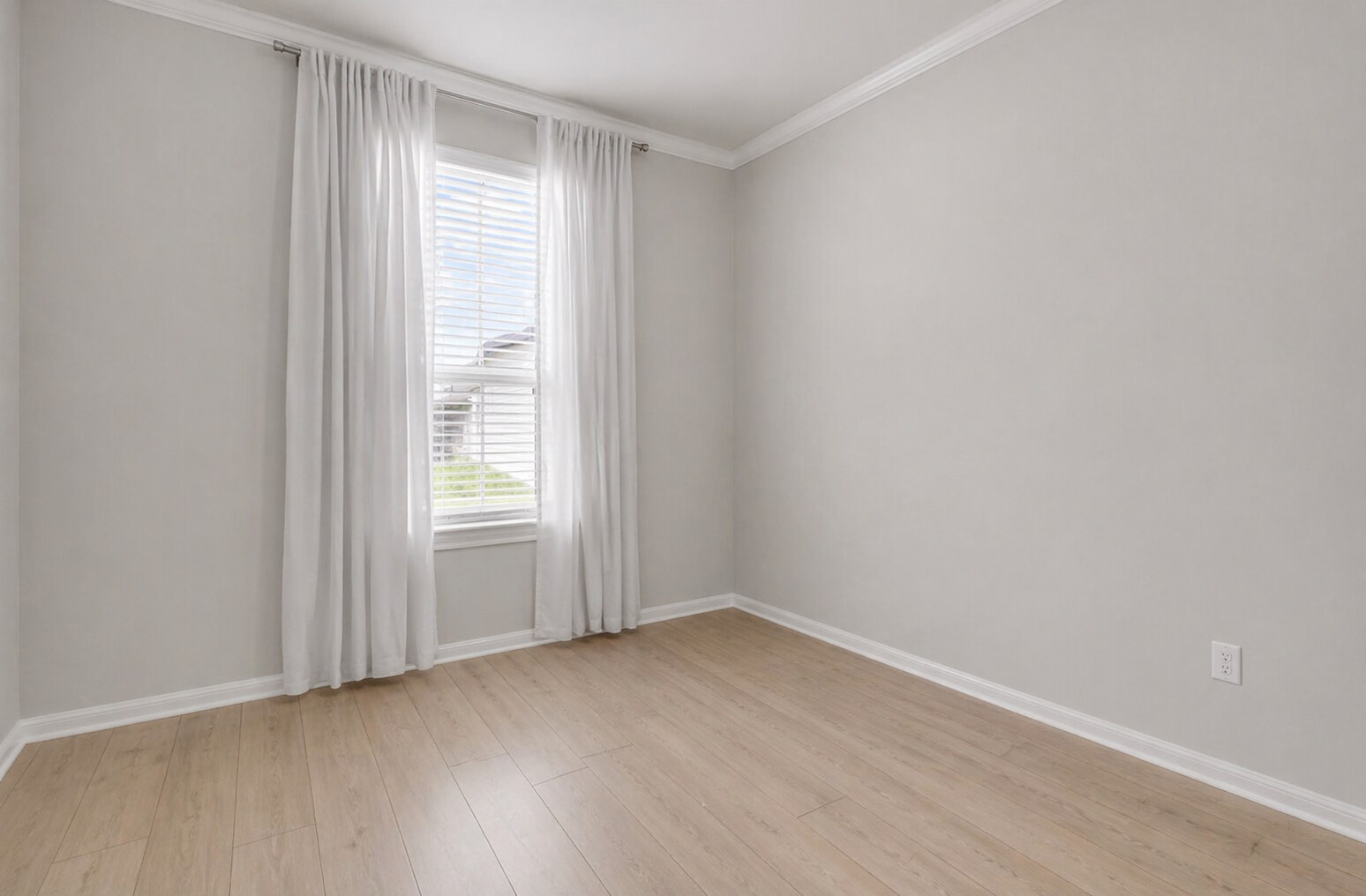 Building Photo - Room in House on Tree Nut Lp