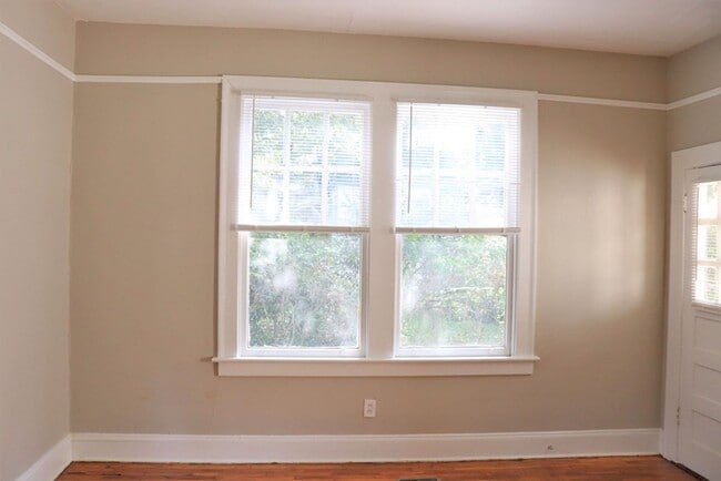 Building Photo - Carefree living with this 1-bedroom beauty...