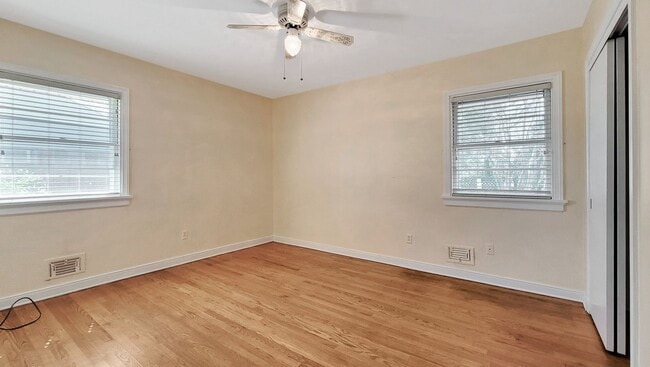 Building Photo - STUNNING 3 bedroom home with a BEAUTIFUL g...
