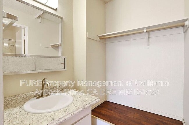 Building Photo - 2433 Sequoia Dr