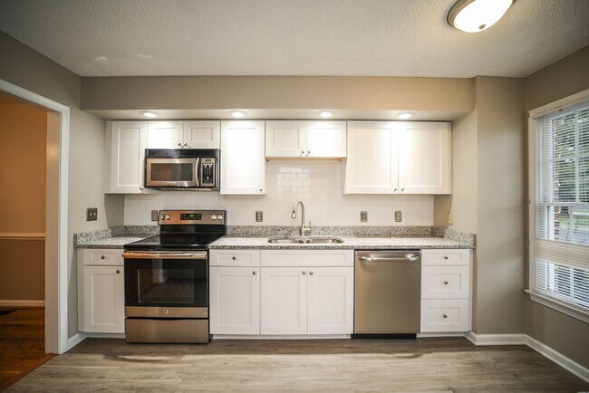 Updated kitchen w/ stainless steel appliances - 109 Pelham Dr