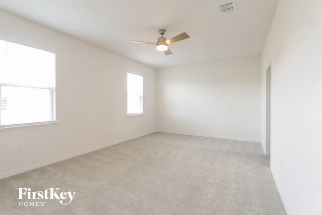 Building Photo - 426 Reina Wy