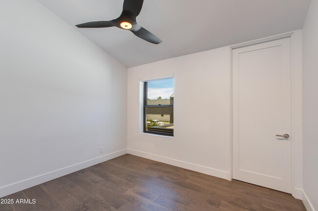 Building Photo - 1325 E Pomelo Grove Ln
