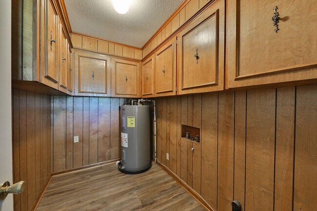 Building Photo - 4 BD, 2 BA Charming Brick Home in Dresden!