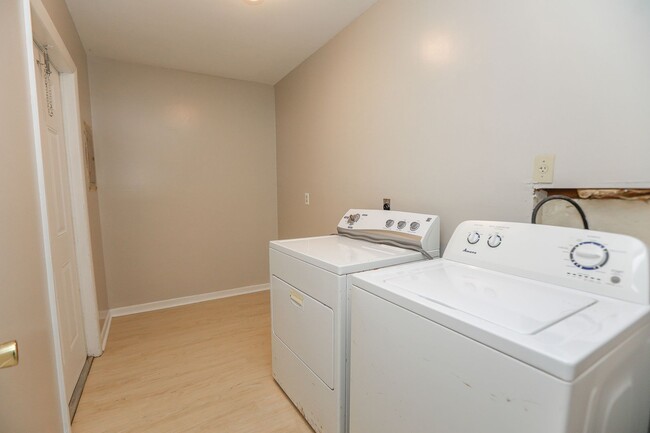 Building Photo - Spacious Townhome Updated Throughout!