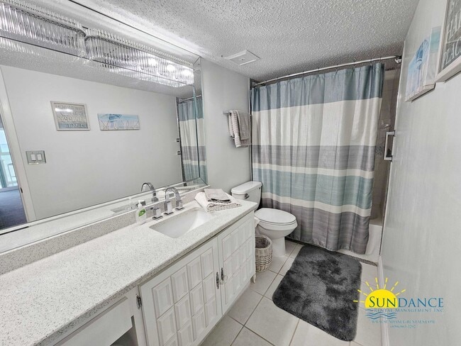 Building Photo - Spacious waterfront furnished condo in Des...
