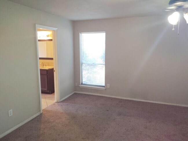 Building Photo - 14915 Oak Bluff Ct