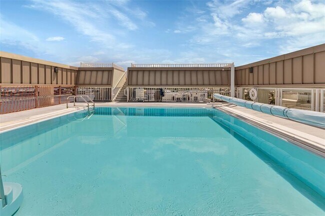 Building Photo - 1500 Park Beach Cir