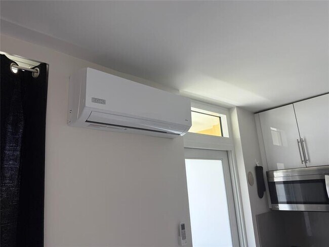 Building Photo - 2400 NE 9th St