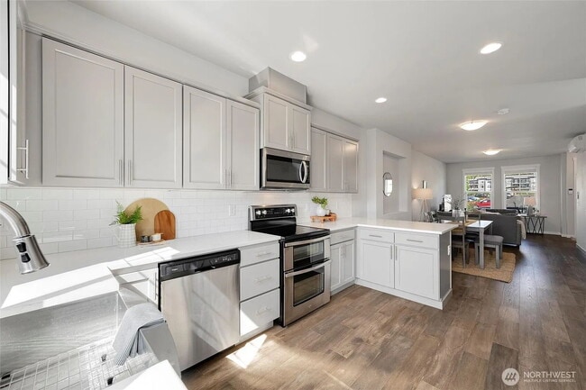 Building Photo - Modern 2-Bed, 2.5-Bath in Prime Location -...