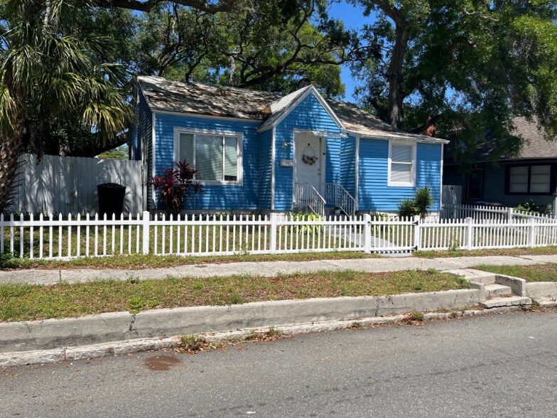 Primary Photo - 821 Newton Ave S