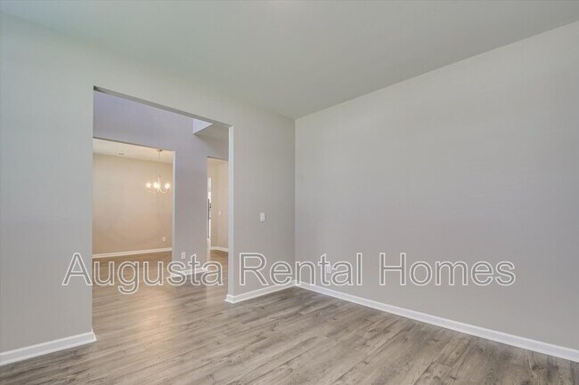 Building Photo - 560 Post Oak Ln