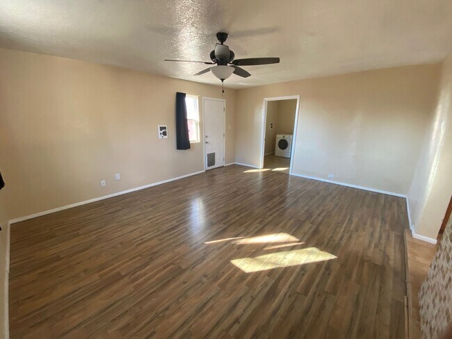 Building Photo - Beautiful 3 bedroom