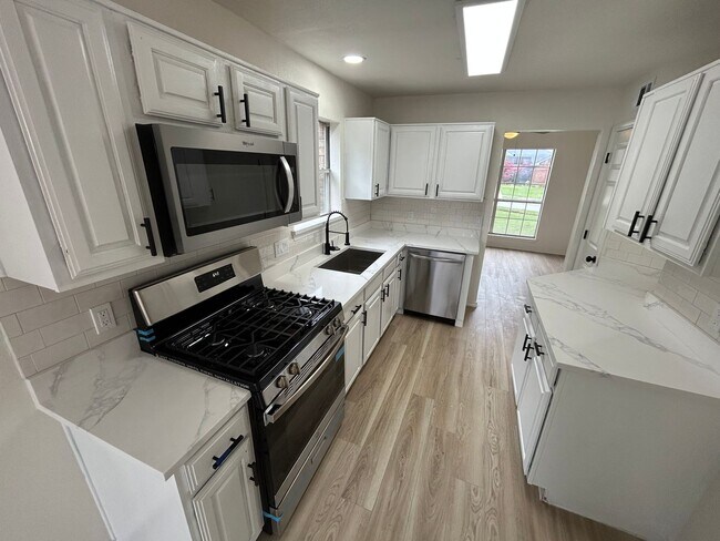 Building Photo - 1131 Holly Dr