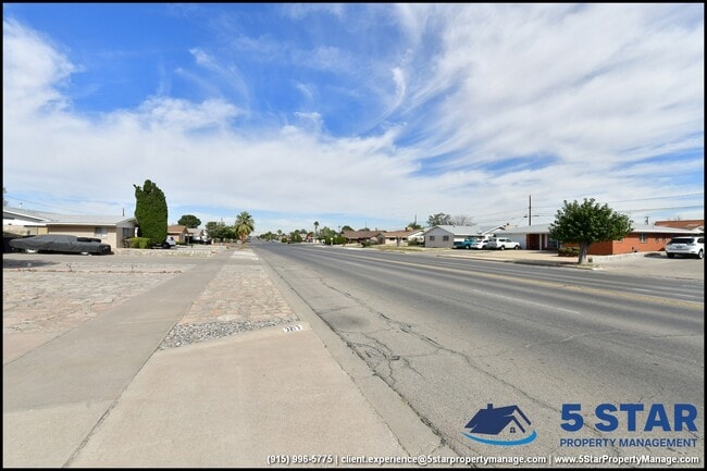 Building Photo - 3217 Wedgewood Dr