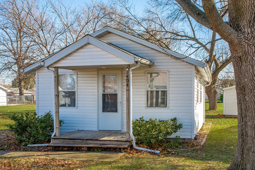 Cute cozy one bedroom house in quiet neighborhood with graveled off-street parking spot - 1404 N Kankakee St