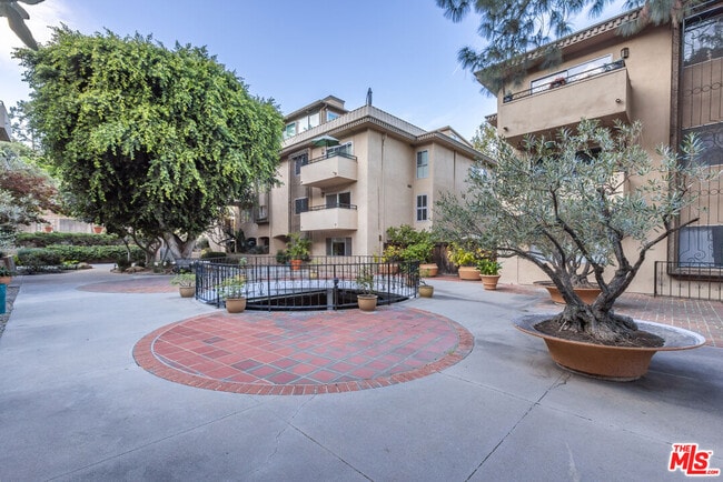 Building Photo - 6732 Hillpark Dr