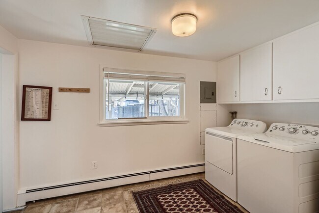 Building Photo - AVAILABLE NOW, LARGE YARD AND DETACHED 2 CAR GARAGE, UPDATED FLOORS AND BATH, $0 DEPOSIT OPTIONS!