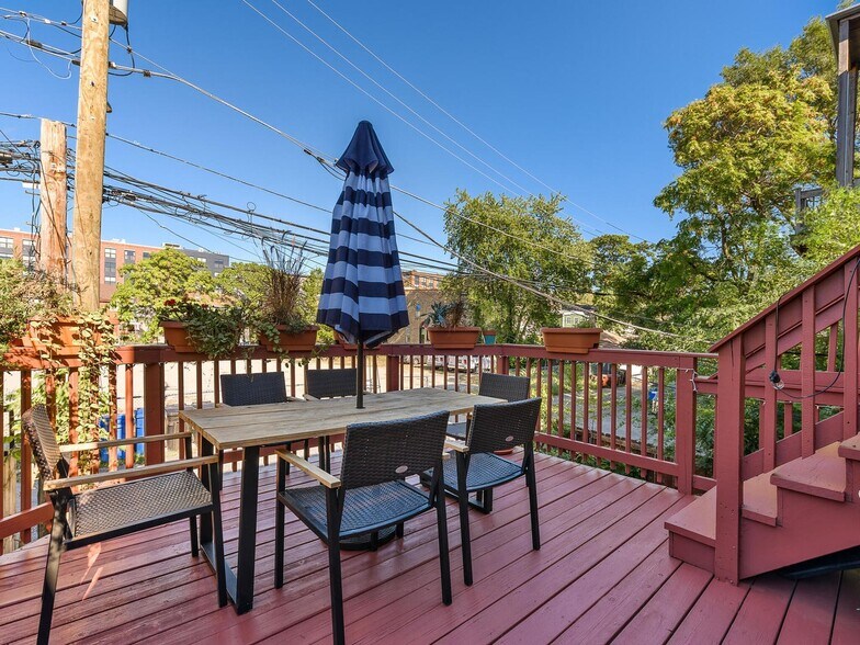 Private deck - 2459 N Albany Ave