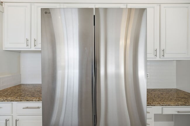 Building Photo - 1425 W Commerce Ave