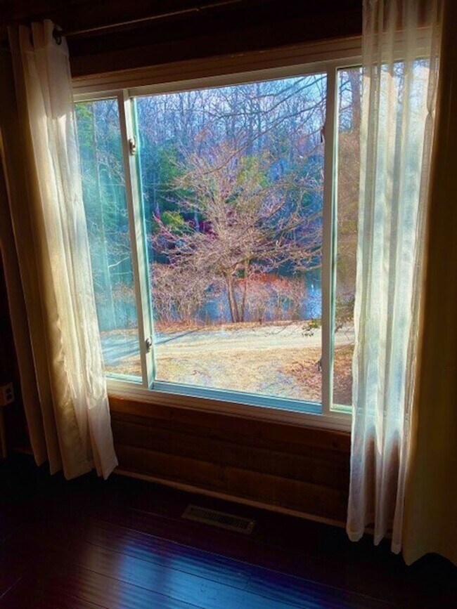 Building Photo - LAKE FRONT PARADISE