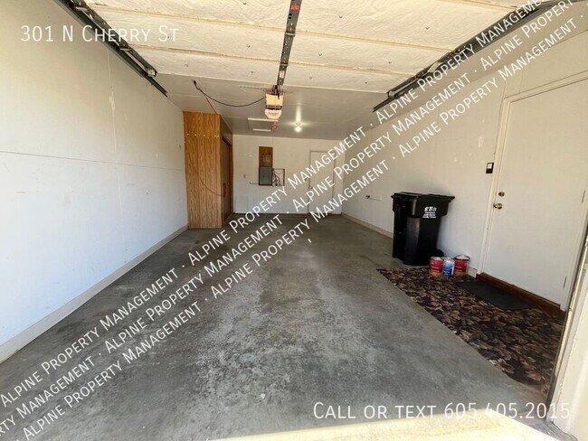 Building Photo - 301 N Cherry St
