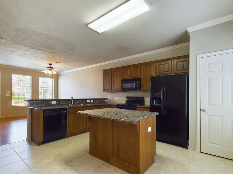 Building Photo - 422 Forest Dr Loop