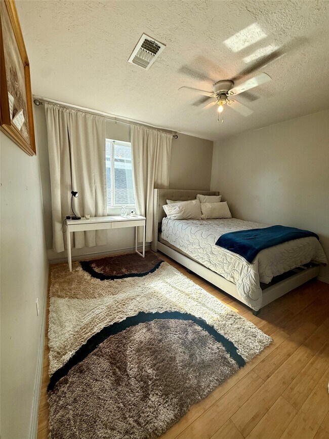 Building Photo - 3222 Freshmeadows Dr